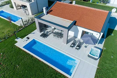 Villa mit Privatpool und Whirlpool