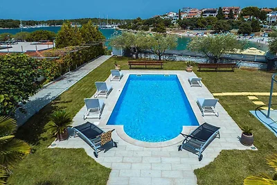 Ferienhaus mit Pool und Grill, am Meer