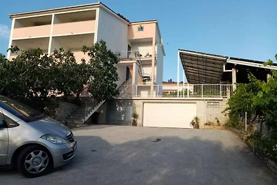 Komfortables Ferienhaus Nar mit Meerblick in 