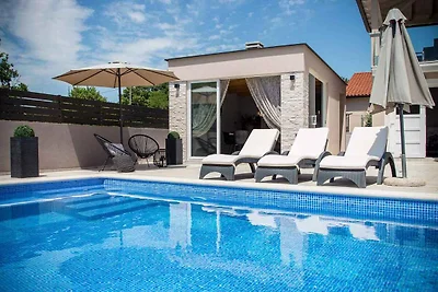 Villa mit Pool und Klimaanlage
