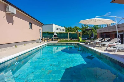 Ferienhaus mit Pool und Klimaanlage