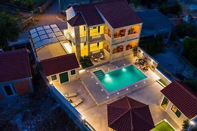 Traditionelle dalmatinische Steinvilla mit Po