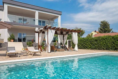 Villa mit Aussenpool