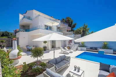 Villa mit Meerblick und Pool