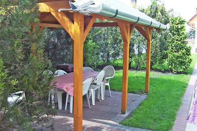Ferienhaus mit Pool und Gartenpavillon
