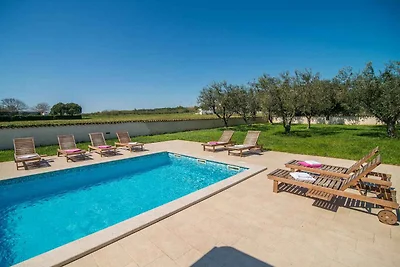 Villa mit Pool und Garten