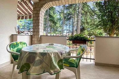 Ferienwohnung mit Terrasse mit Tisch und Stüh