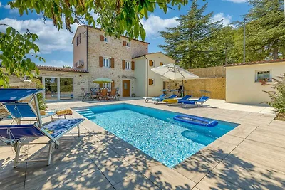 Authentische Steinvilla mit privatem Pool in 