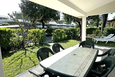 Villa mit Terasse und Garten