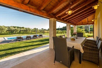 Villa mit Pool und Klimaanlage
