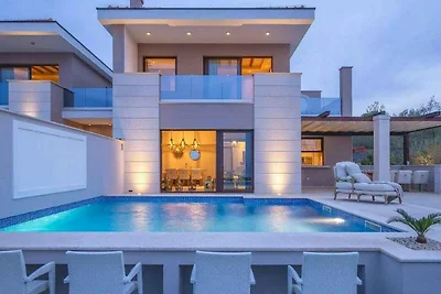 Villa mit Pool und Klimaanlage
