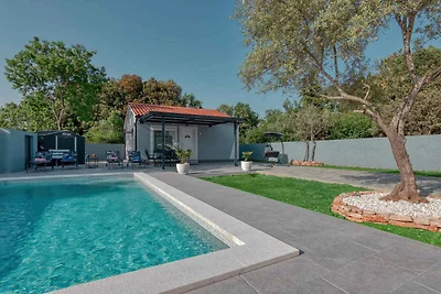 Ferienhaus mit Swimmingpool in Strandnähe
