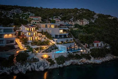 Ferienhaus mit Pool und Meerblick