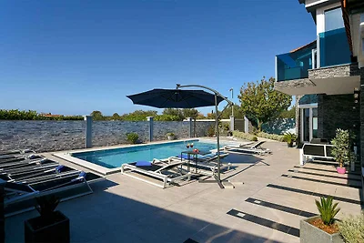 Villa mit Pool und Klimaanlage