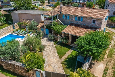 Villa mit Swimmingpool, Taverne und