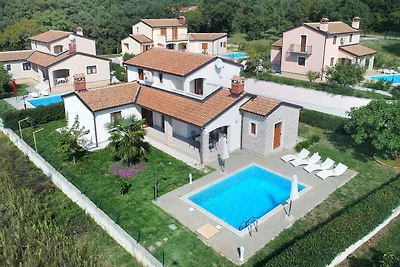 Villa mit Pool und Klimaanlage