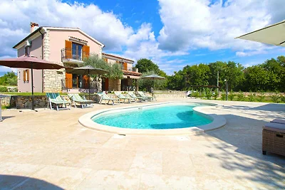 Villa mit Swimmingpool, Kinderspielplatz und