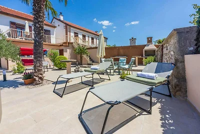 Villa mit Swimmingpool und grosser