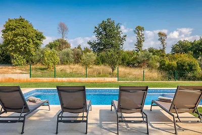 Villa mit Pool und Garten