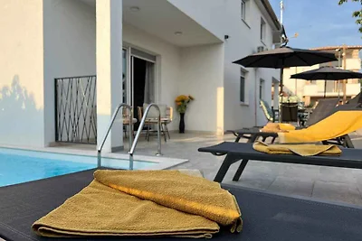 Villa mit Klimaanlage und Aussenpool