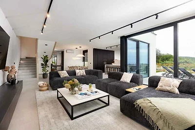 Villa mit Pool und Sommerküche