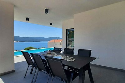 Ferienhaus mit Pool und Meerblick