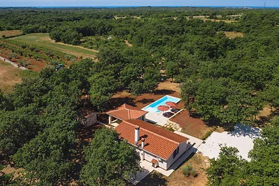 Villa mit Pool und grosszügigem Grundstück