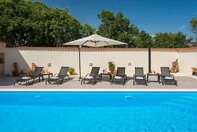 Ferienhaus mit Pool und Grill