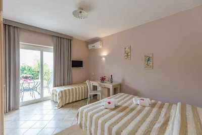 Ferienwohnung mit Klimaanlage und Balkon oder