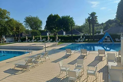 Bungalow Fitnessraum und Tennisplatz