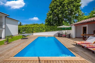 Villa mit Swimmingpool und Gartenküche