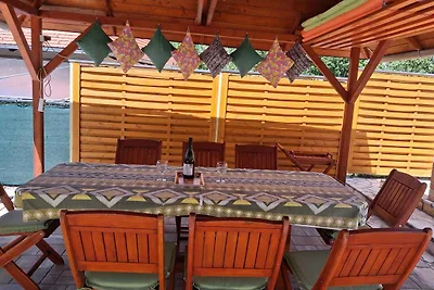 Ferienhaus mit Terrasse, Pool und Klimaanlage