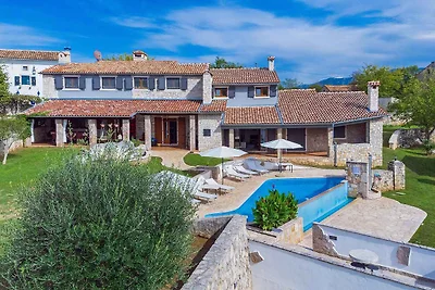 Villa mit Swimmingpool, Sauna und Innenpool