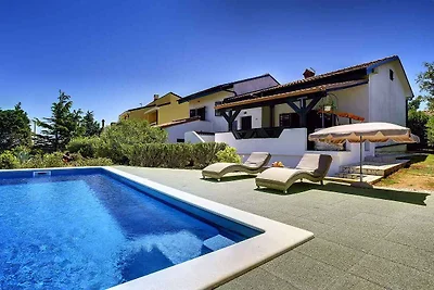 Villa mit Pool und Grill