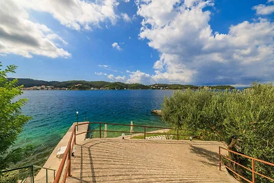 Erholsames Ferienhaus Josip R in Supetarska