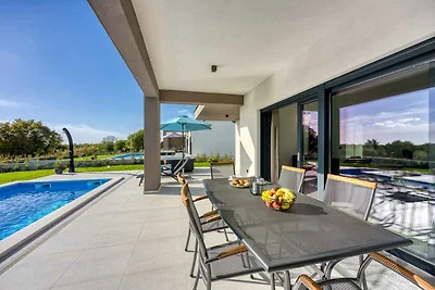 Villa mit Pool und Whirlpool