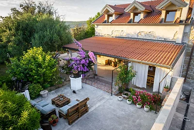 Gemütliches Gartenhaus in Mundanije auf der I