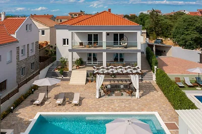 Villa mit Aussenpool