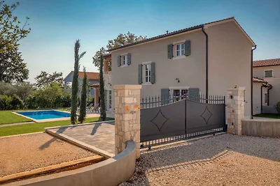 Villa mit Pool und Garten