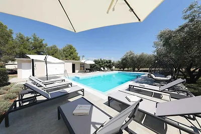 Ferienhaus mit Pool und Grill