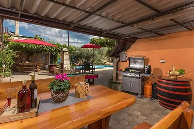 Ferienwohnung mit Pool und Garten zur gemeins