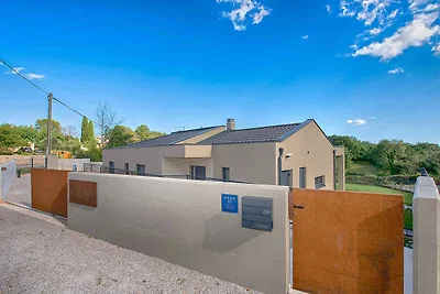 Ferienhaus mit Pool und schönem Garten