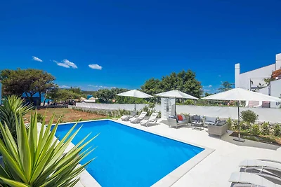Villa mit Meerblick und Pool