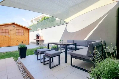 Ferienwohnung mit einer mit Tisch, Stühlen un