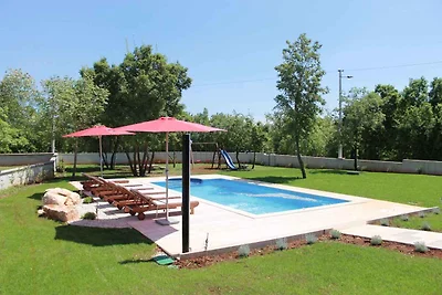 Ferienhaus mit Aussenpool und Grill