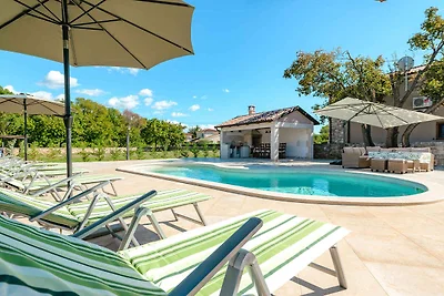Villa mit Pool und Klimaanlage