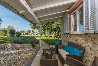 Ferienhaus mit Pool, umgeben von Natur