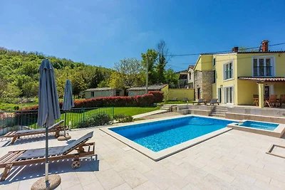 Ferienhaus mit Pool und Klimaanlage