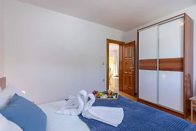 Ferienwohnung Mit Meerblick und Pool