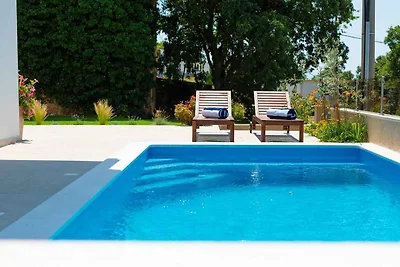 Villa im modernen Design mit privatem Pool un